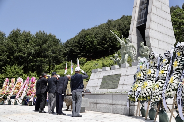 가평군은 25일 설악면 용문산 전적비에서 '제67주년 용문산대첩 전승 기념식'을 개최했다. 가평군은 25일 설악면 용문산 전적비에서 '제67주년 용문산대첩 전승 기념식'을 개최했다.