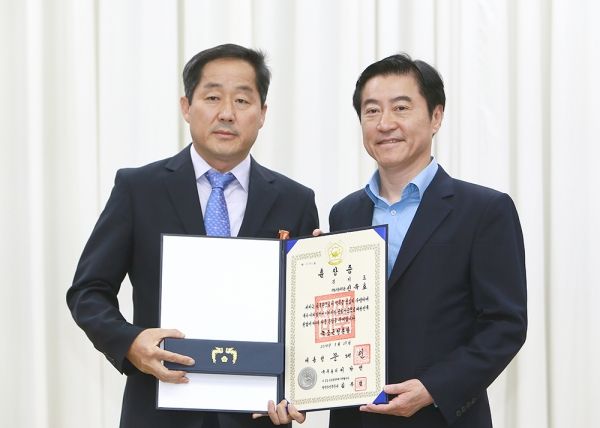 이날 월례조회에서는 직무를 성실히 수행한 공무원에 대한 표창을 비롯해 홍보우수부서 등에 대한 시상이 이뤄졌다. 신욱호 경기도 기동안전점검단장이 ‘2018년 국가재난관리 유공’ 정부포상을 수상하고 있다. 이날 월례조회에서는 직무를 성실히 수행한 공무원에 대한 표창을 비롯해 홍보우수부서 등에 대한 시상이 이뤄졌다. 신욱호 경기도 기동안전점검단장이 ‘2018년 국가재난관리 유공’ 정부포상을 수상하고 있다.