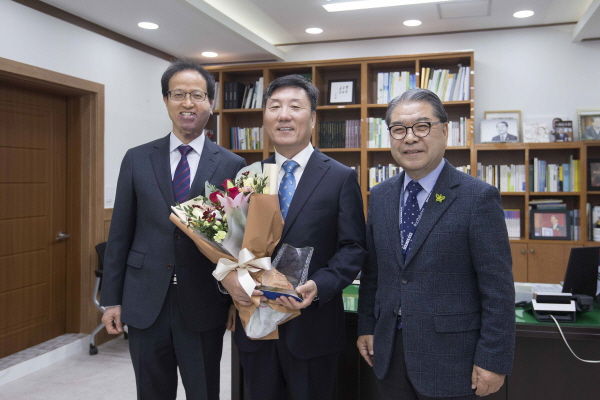 용인시가 학생들의 교육여건 개선을 위해 노력한 성과를 인정받아 경기도교육청으로부터 우수기관으로 선정됐다.