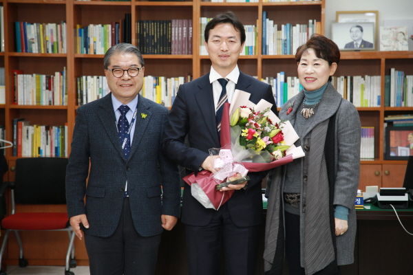 과천시가 2018년 학교환경개선 협력사업 우수기관에 선정되어 기관표창을 수상했다.