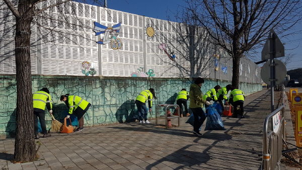 양성면 어머니방범대 통학로 주변 환경정화 활동