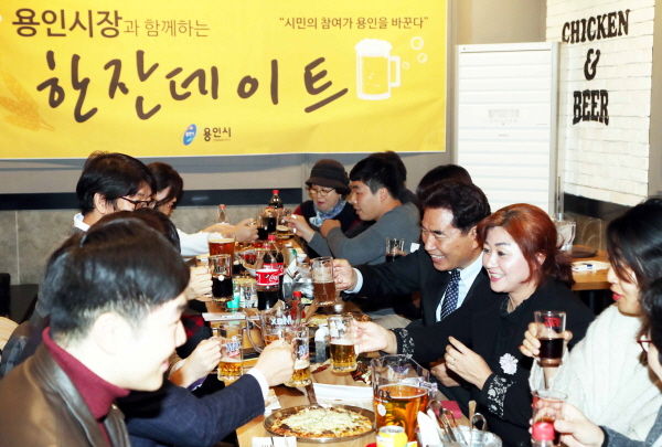 백군기 시장이 처인구 지역 시민들과 치맥 데이트를 하는 모습