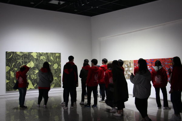 예술인들이 가득한 양평, 양평신화 찾기-2 전시가 관람객 2만 여명을 넘기는 대성황을 이루며 지난 18일 종료됐다.