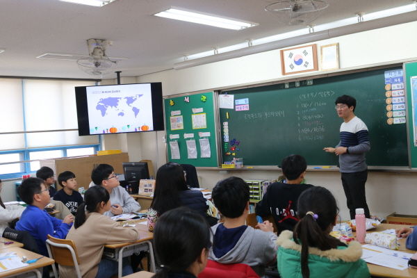 석성초등학교 6학년 5반 학생들이 기후변화 환경 교육을 받고 있는 모습