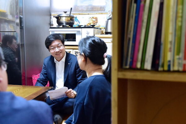 지난 4월, 7자녀 가정을 방문해 어려움을 듣는 염태영 수원시장