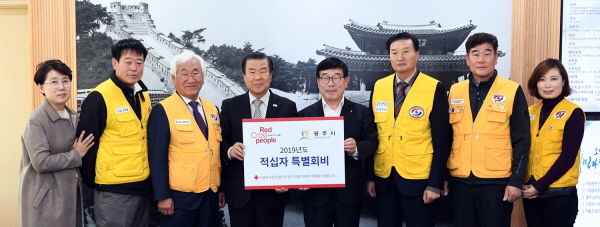 신동헌 광주시장은 지난 26일 시장 집무실에서 적십자 특별회비를 전달했다.