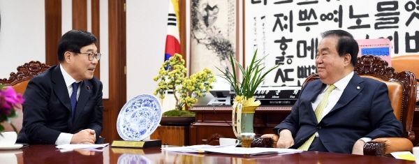신동헌 광주시장은 지난 23일 문희상 국회의장을 만나 주요 현안사업에 대한 당위성을 설명하고 국비 지원 등의 적극적인 협조를 요청했다.