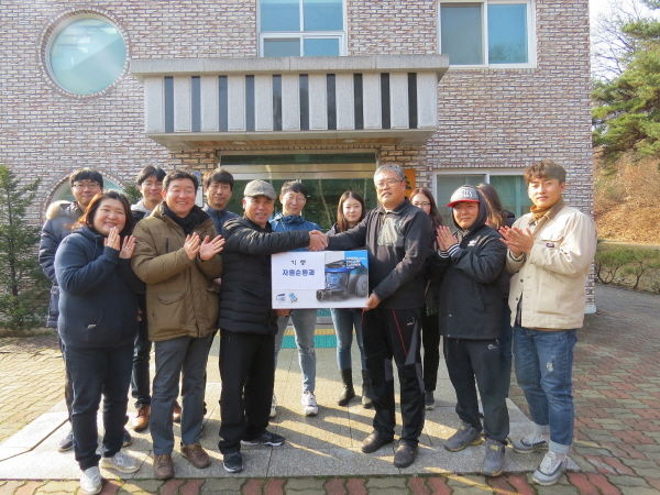 안성시청 자원순환과 공직자들은 지난 24일 원곡면 산하리에 위치한 노인요양시설 소망의 집을 방문하여 진공청소기 등 위문품을 전달했다.
