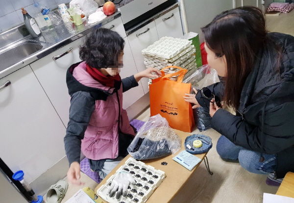 궁내동 지역사회보장협의체 위원들의 소외계층 방문 모습
