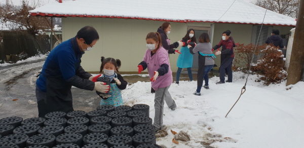 한국해외봉사단원연합회 연탄 봉사활동
