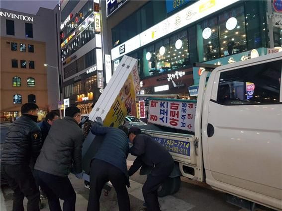 평택시는 지난 29일 평택의 중심상업지구인 소사벌일대 입간판에 대하여 대대적인 야간집중 단속을 실시했다.