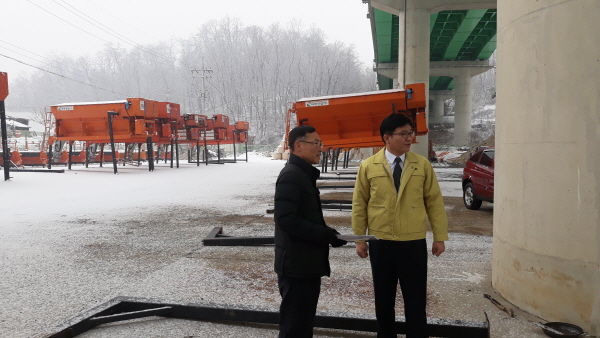 김대정 용인시 제2부시장이 제설장비 작동 상태를 점검하는 모습