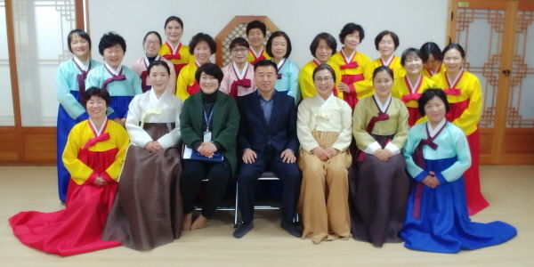 용인시는 13일 처인구 김량장동 용인시예절교육관에서 올 하반기 예절교육관 정규교육과정 수료식을 열었다.