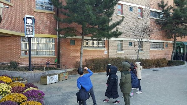 시흥시는 관내 초등학교 3개소에 미세먼지 신호등을 시범 설치했다.
