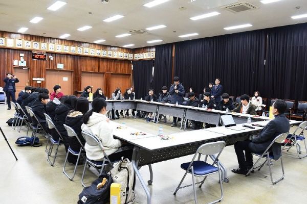 여주시청을 찾은 강천중학교 학생들이 이항진 여주시장과 특별한 소통의 시간을 가졌다.