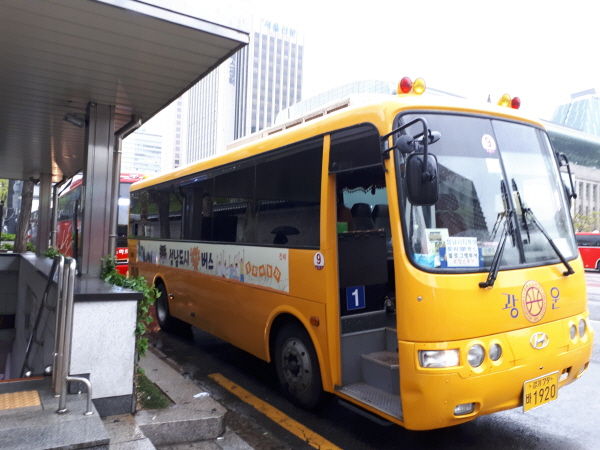 관광객을 태우려고 서울시청역 앞에 정차한 성남 시티투어 도시락 버스