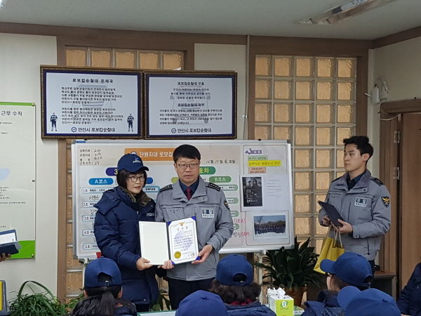 안산단원경찰서는 시민의 생명을 살린 김경이, 최금란 두 대원들의 공로를 인정해 로보캅순찰대 단원지대를 방문해 감사장을 수여했다.