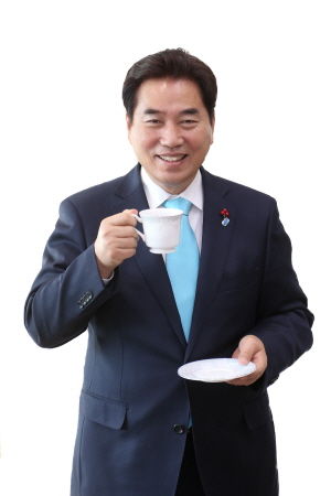 청년들의 진솔한 이야기를 듣기 위해 커피 미팅을 제안한 백군기 용인시장