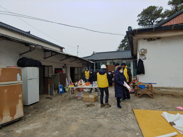 이천시 설성면지역사회보장협의체 삼니웃은 설성면 관내 저소득 독거어르신 집을 찾아 주거환경개선 봉사활동을 실시했다.