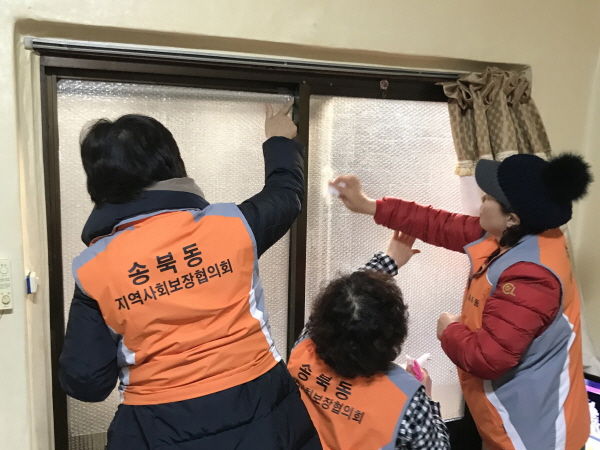 송북동 지역사회보장협의체는 송북동 관내 독거 어르신 15가구에 일명 ‘뽁뽁이’라 불리는 단열 에어캡을 설치하는 사업을 전개했다.