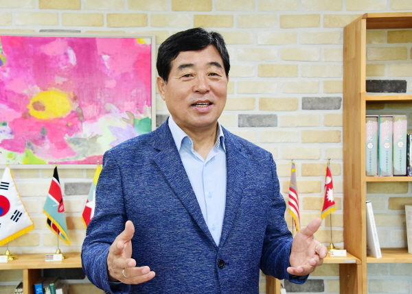 윤화섭 안산시장은 19일 발표된 국토교통부의 3기 신도시 수도권 광역교통망 개선방안에 대하여 시민과 함께 환영의 뜻을 밝혔다.