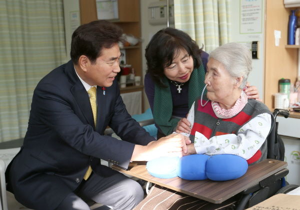 백군기 용인시장이 서울중앙보훈병원 재활병동에 입원한 오희옥 지사를 만나 안부를 실피고 환담을 나누고 있다.