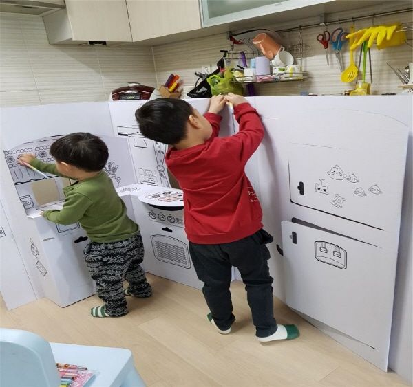 관내 기업 후원을 받아 화성시 드림스타트가 전달한 종이집을 만들고 있는 아이들