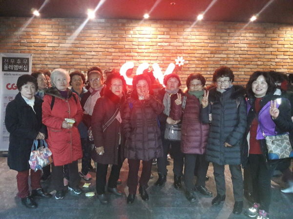 안양시 비산1동 지역사회보장협의체는 지난 19일 관내 어르신 23명과 함께 영화 관람을 진행했다.