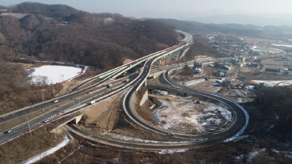 포곡방향 램프 2차 부분개통 예정인 마성IC접속도로 남단 전경