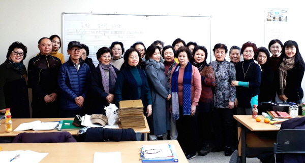 풍덕천2동 ‘길이배움 ABC영어교실’을 수료한 어르신들이 기념사진을 찍고 있다.