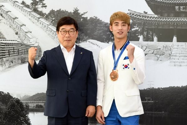 ‘2018 펜싱인의 밤’ 행사에서 광주시 펜싱팀이 최우수 단체상과 광주시청 소속 허준 선수가 우수선수상을 수상하는 영예를 안았다.