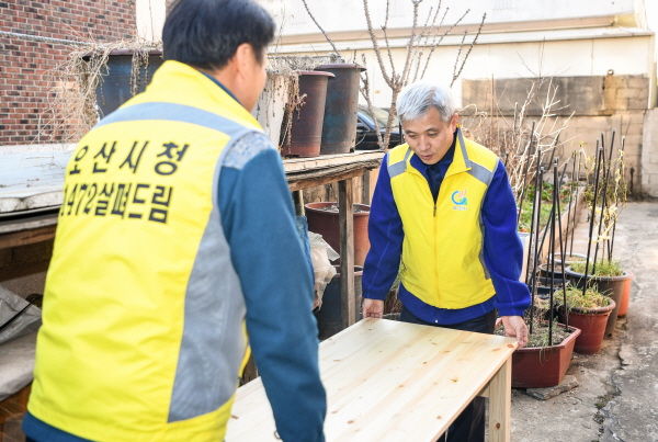 오산시는 관내 저소득 한부모가정의 아동들을 대상으로 어린이용 맞춤형 책상세트를 제작하여 전달했다.