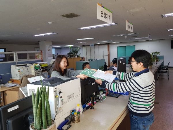 안산시는 새해 1월 2일부터 아침 일찍 방문해 기다리는 차량등록 민원을 해소를 위해 30분 앞당겨 ‘조조 민원실’을 운영한다.