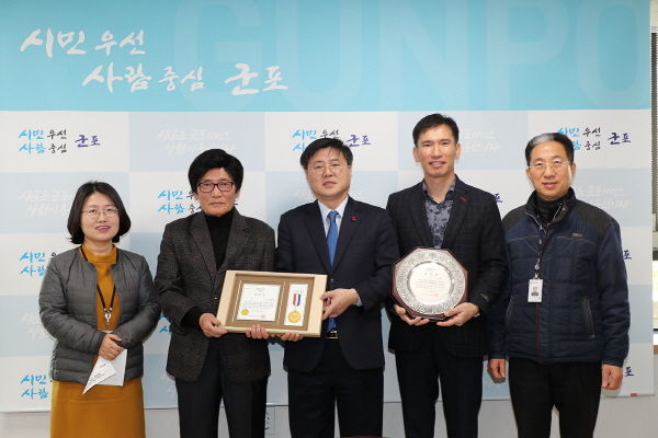 군포시는 ‘마을버스 운행질서 공표제’ 시행에 따른 서비스 및 운행실태 점검에서 교통안전 최우수 업체로 선정된 ㈜행복운수에게 표창패를 수여했다.
