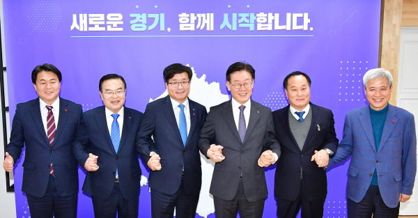 경기도시장군수협의회 군수대표 부회장인 정동균 양평군수는 지난 21일 경기도청 도지사 집무실에서 경기도지사와 경기도시장군수협의회 임원단의 첫 간담회에 참석했다.