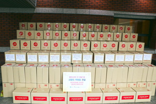 과천시는 방탄소년단 팬클럽 ‘아미’로부터 지역 내 저소득층 여학생을 위한 여성용품 344세트를 전달받았다.