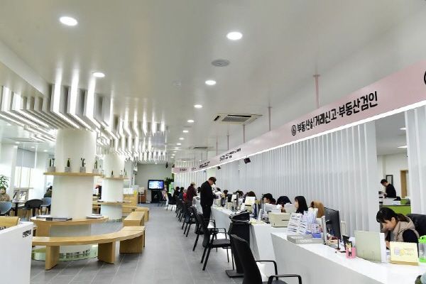 여주시가 2018년 국민행복민원실 평가에서 우수기관으로 선정되어 국무총리 표창을 받는다.