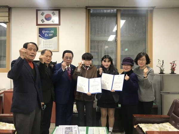 광명5동 경로당은 관내 한부모가정 학생 2명에게 장학금을 전달했다.