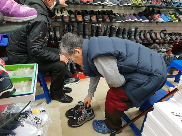 호계1동 행정복지센터는 거동이 불편한 어려운 이웃 10명에게 방한신발을 지원한다.