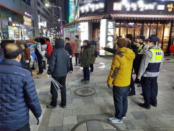 부천시와 부천원미경찰서는 롯데백화점 주변 먹자골목의 무질서한 불법유동광고물을 정비했다.