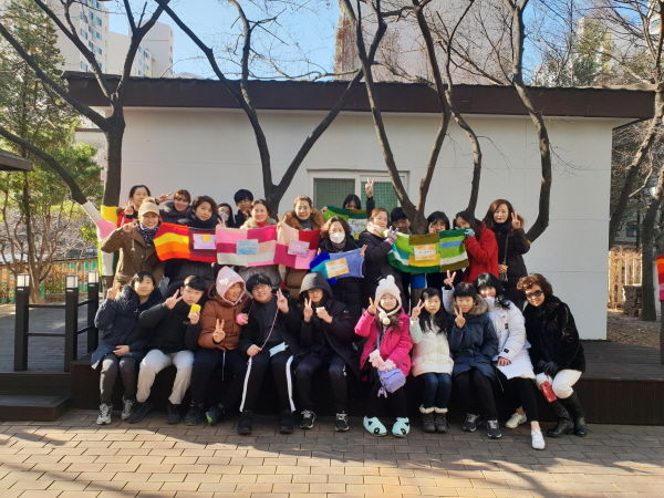 상현1동 주민공동체 모임 ‘다그리다’에서 가로수 ‘겨울옷 입히기’ 봉사를 했다.