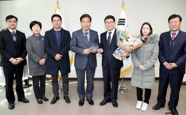용인시는 10일 시장실에서 단국대 어진우 산학부총장에게 시민 대상 인문학 무료특강을 개설해 독서문화 진흥에 기여한 공로로 감사패를 수여했다.