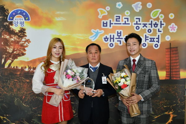 양평군은 12일 집무실에서 가수 태자씨와 사랑이씨를 양평군 홍보대사로 위촉했다.