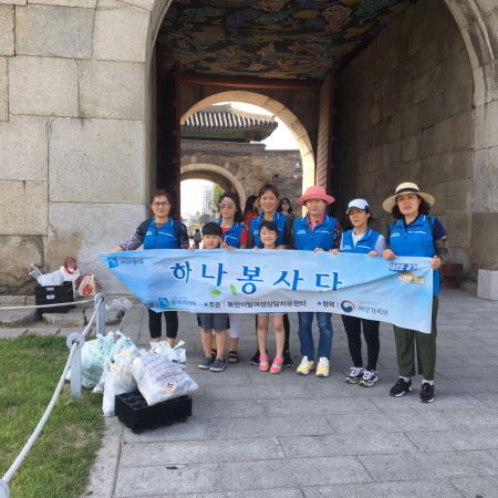 지난 5월 3일 발족한 경기도여성비전센터의 북한이탈여성·가족으로 구성된 ‘하나봉사단’이 지난 15일 첫 자원봉사활동을 실시했다.