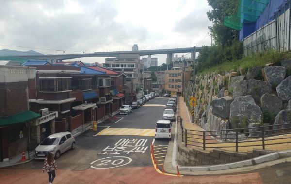 안양시가 도시재생뉴딜사업으로 지난 17일 안양8동 명학초교 앞 도로확장 공사를 완료했다.