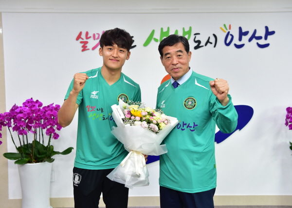 지난 17일 윤화섭 안산시장이 시장실에서 황태현 선수에게 꽃다발을 증정하고 있다.