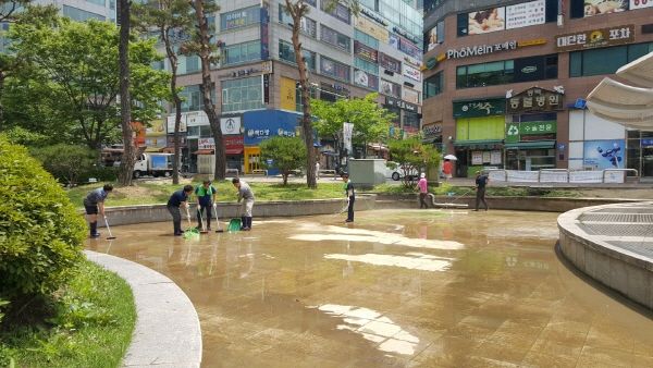 동백지구 내 수경시설물 대청소를 하고 있는 모습