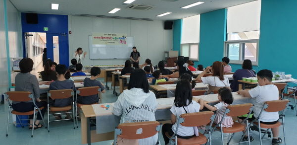 이천시는 이천시 어린이급식관리지원센터와 함께 지난 8일 드림스타트 신체/건강 프로그램의 일환으로 영양교육 및 요리실습 ‘아이와 함께 만드는 나들이 도시락’ 프로그램을 진행했다.