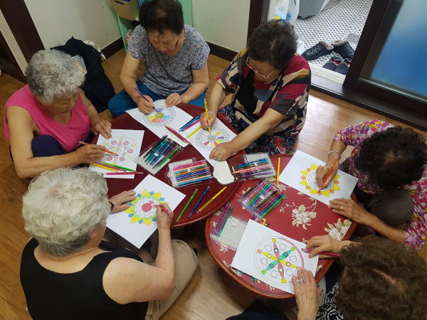 이천시보건소는 지역별 방문담당 간호사가 담당구역의 외로운 홀몸 어르신을 5분에서 8분씩 그룹지어 3개월간 소그룹 교육을 진행했다.