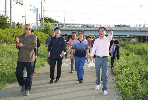 정장선 평택시장은 지난달 배다리저수지에 지난 17일 통복동 단체장과 통복천에서 소통 현장행보를 이어갔다.